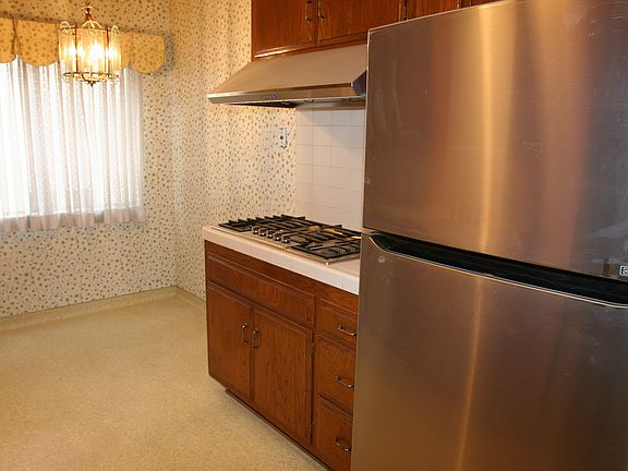 5th image of 329 S Doheny Dr APT 1