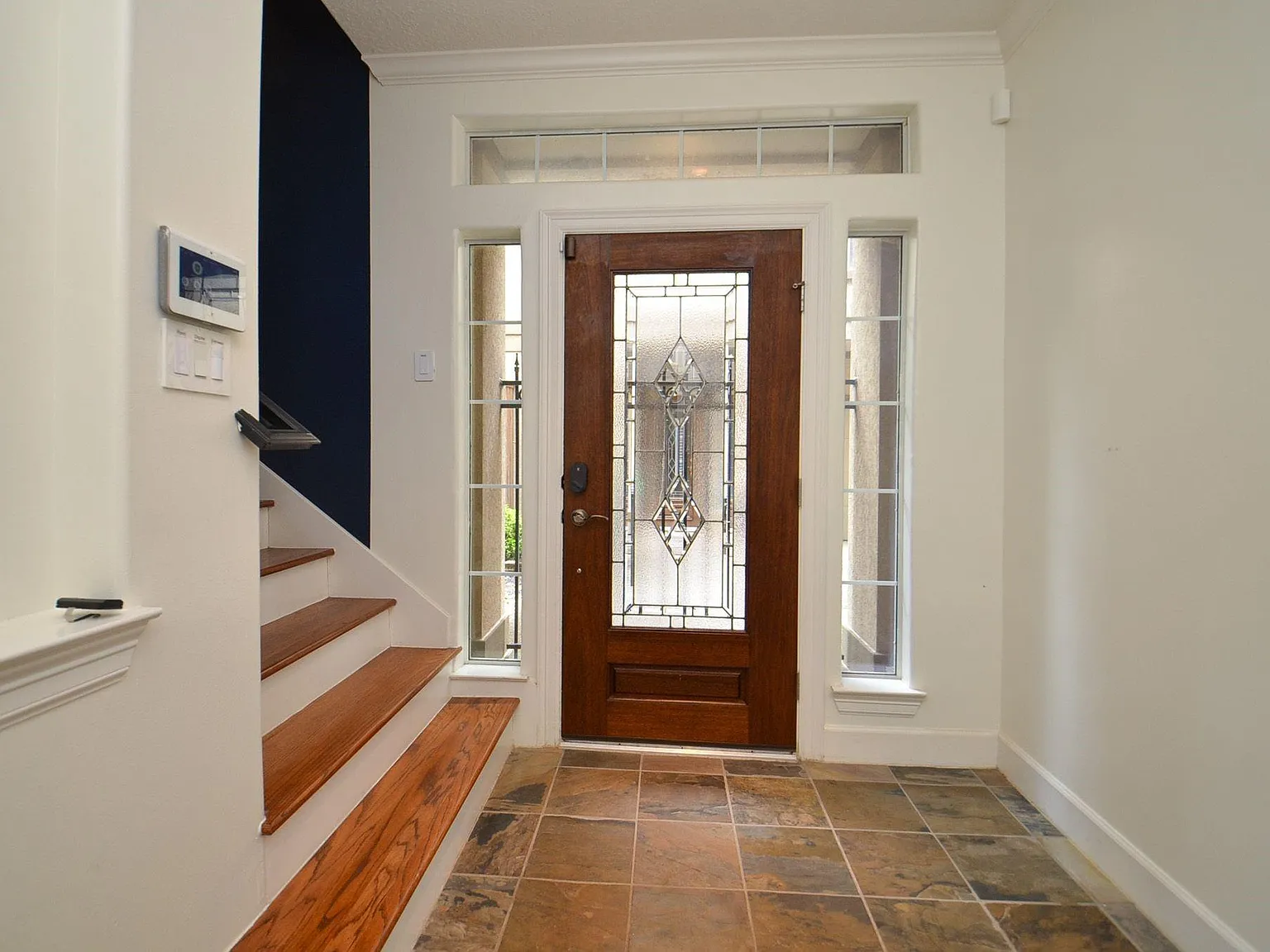 3 bed, 3.5 bath, 2292 sqft, $3,000 — Photo 3
