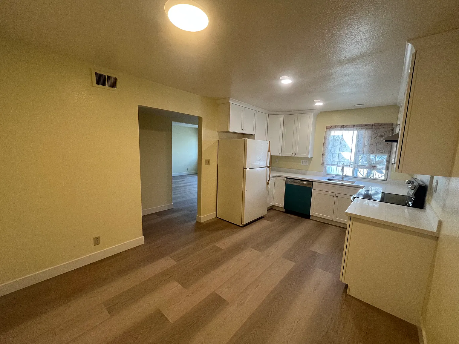 3 bed, 1266 sqft, $3,790 — Photo 4
