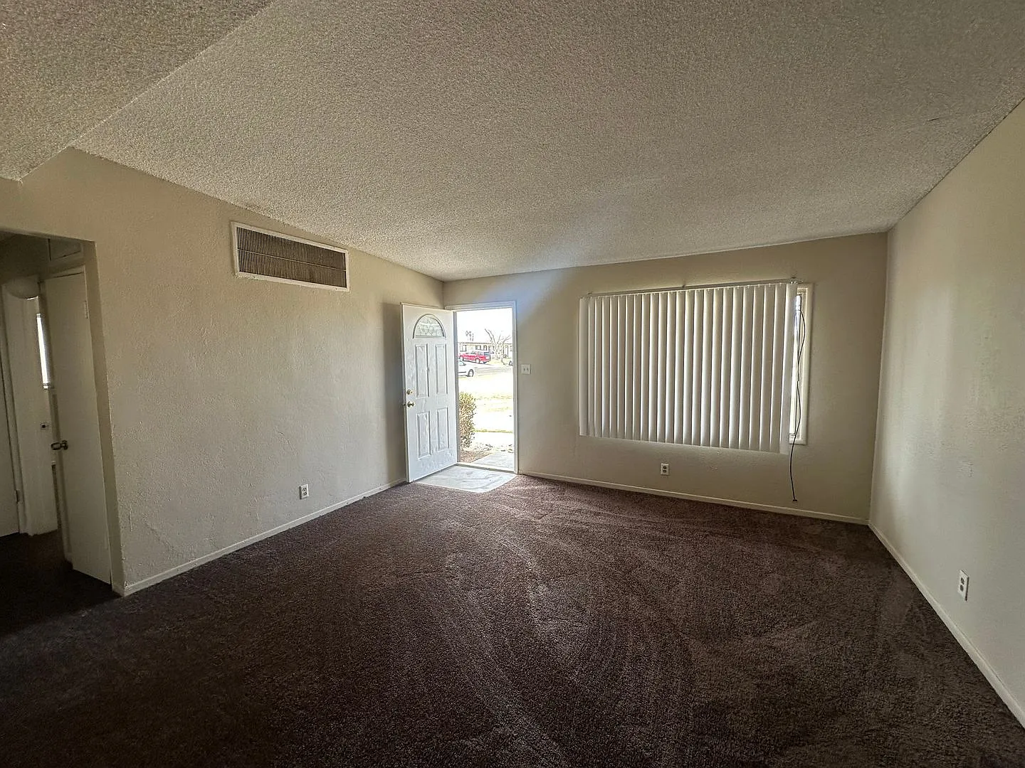 Modern 2-Bedroom Apartment with Garage Convenient Living! — Photo 4