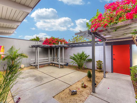 4th image of 702 E Palmdale Ave