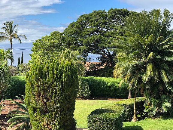 Luscious manicured grounds with an ocean view!