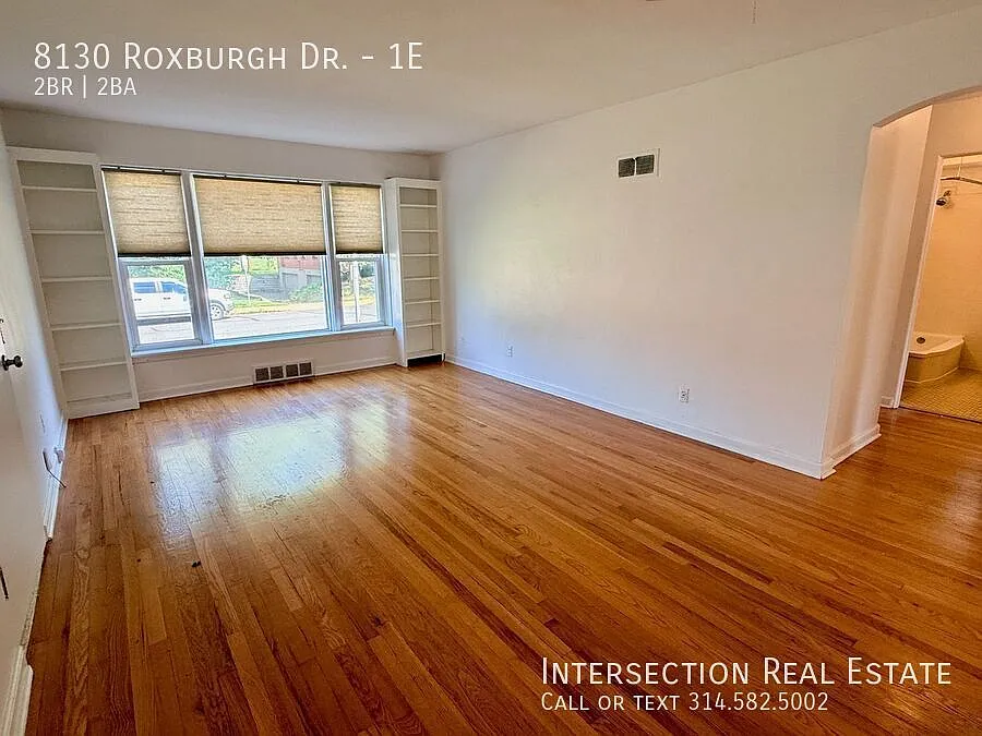 Spacious 2Bed/1.5 Bath in Clayton, MO — Photo 2