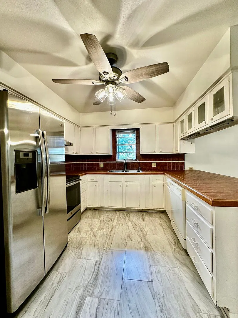 Remodeled 3/2 — Photo 3