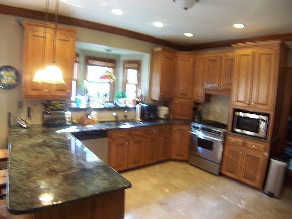 Large kitchen w/ granite & ss appliances