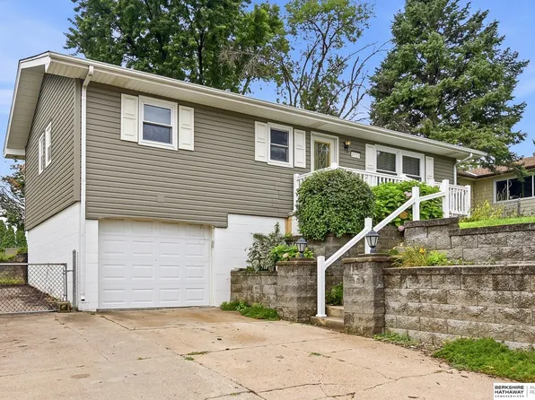 8715 Parker St, Omaha, NE 68114