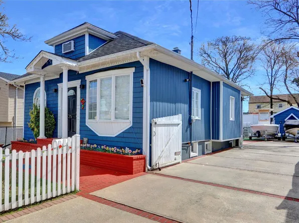 25 Independence Avenue, Freeport, NY 11520