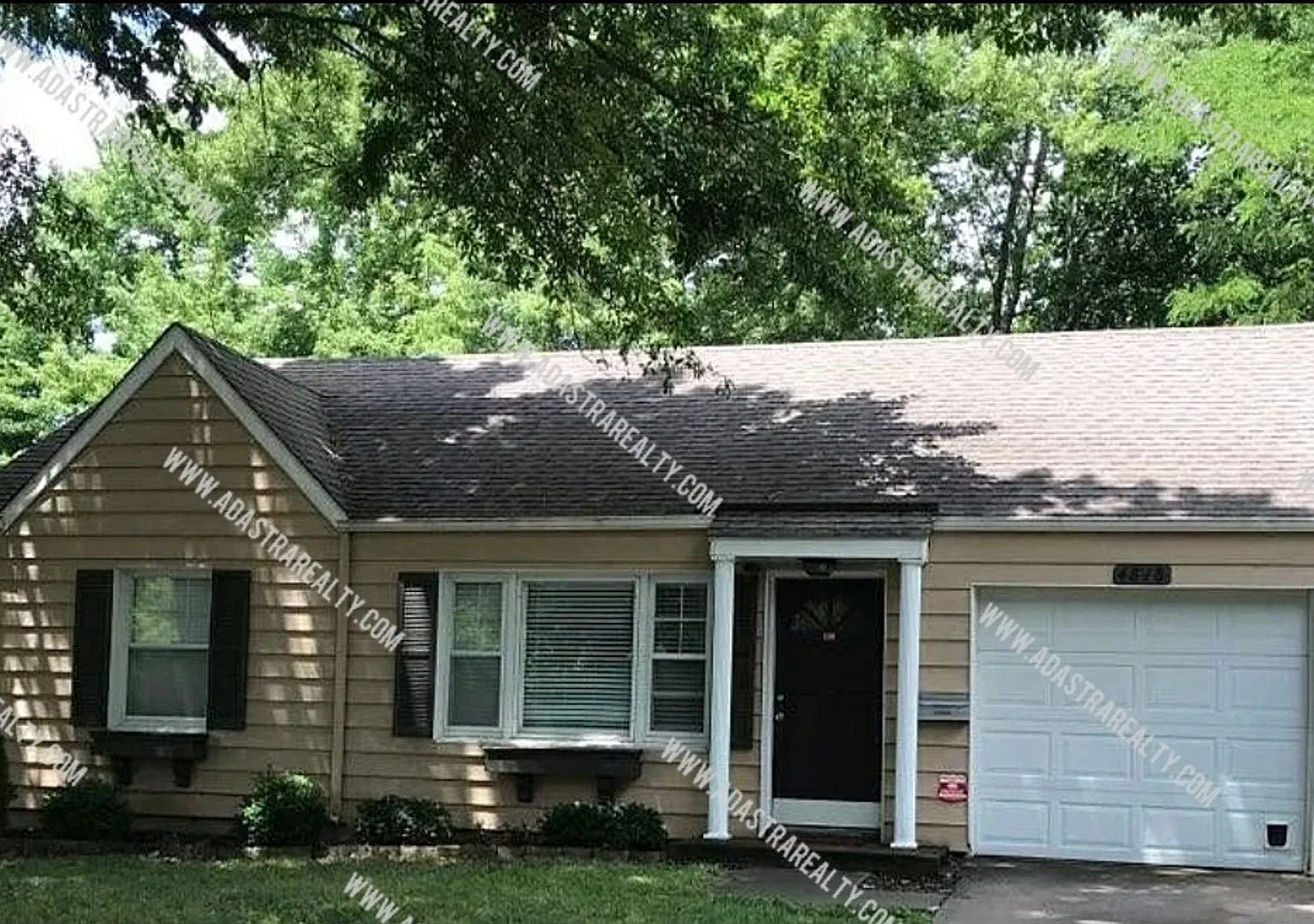 Beautiful Roeland Park Ranch-Available NOW!! — Photo 2