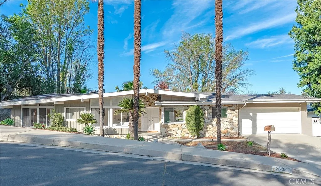 3 bed, 2.5 bath, 2251 sqft, $6,500 — Photo 2