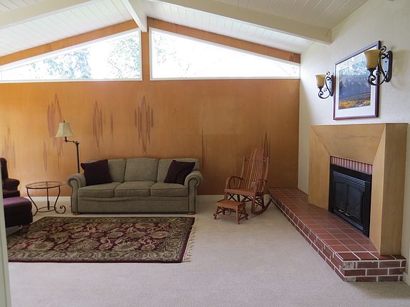 Vaulted living 13.5'x22'