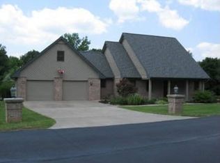 15 Lake Indian Hills Cir, Carbondale, IL 62902