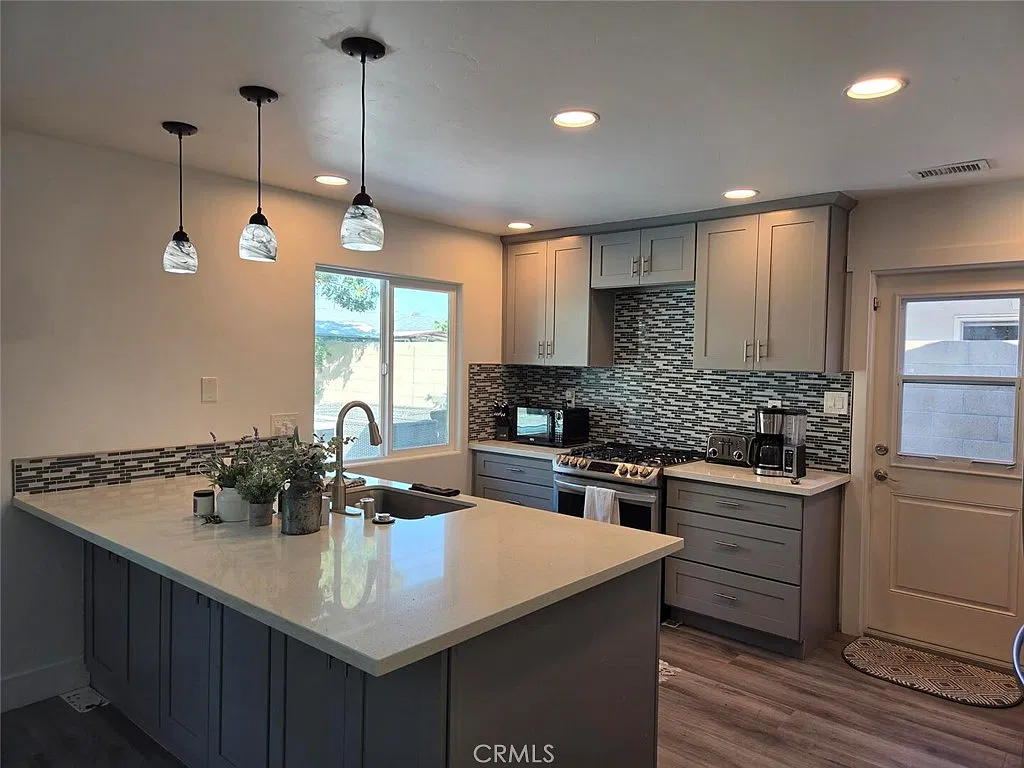 3 bed, 1557 sqft, $6,500 — Photo 2