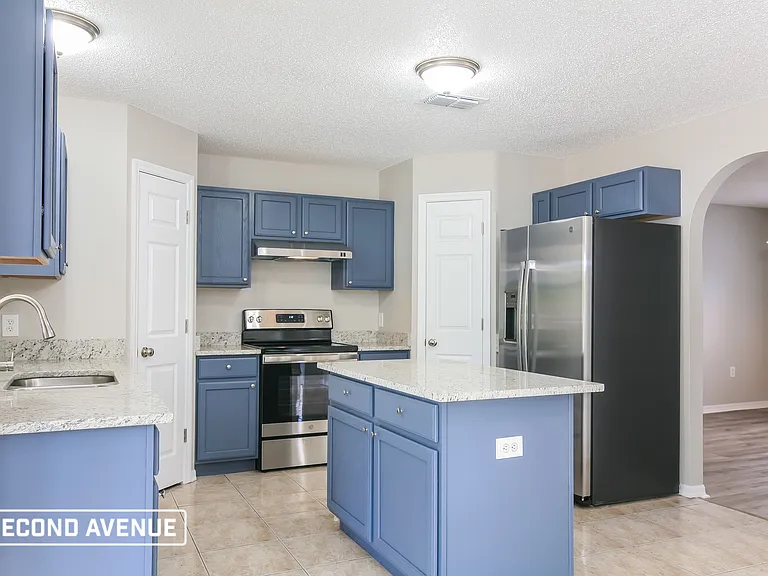 12042 Villa Rd — Photo 3