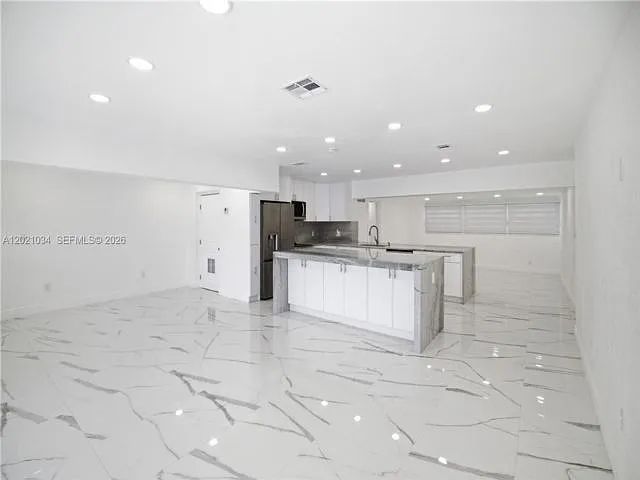 3 bed, 2.0 bath, 1836 sqft, $4,200 — Photo 2