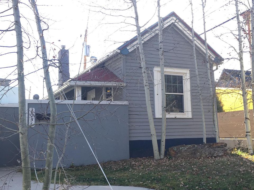 Exterior with front yard