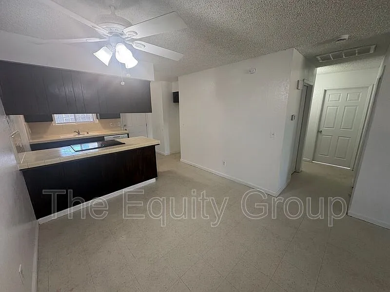 2 bed, 1.0 bath, $1,100 — Photo 4