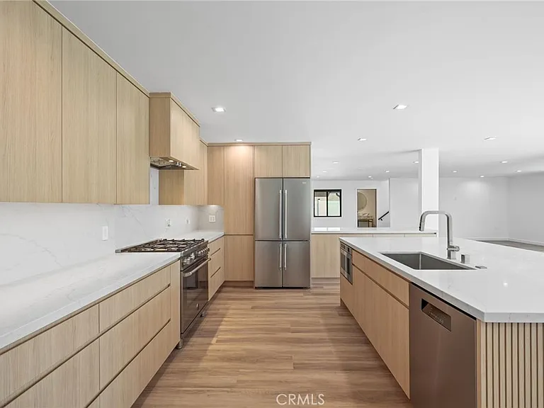 6108 Sadring Ave — Photo 9