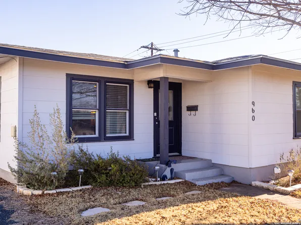 960 Myrta, Kerrville, TX 78028