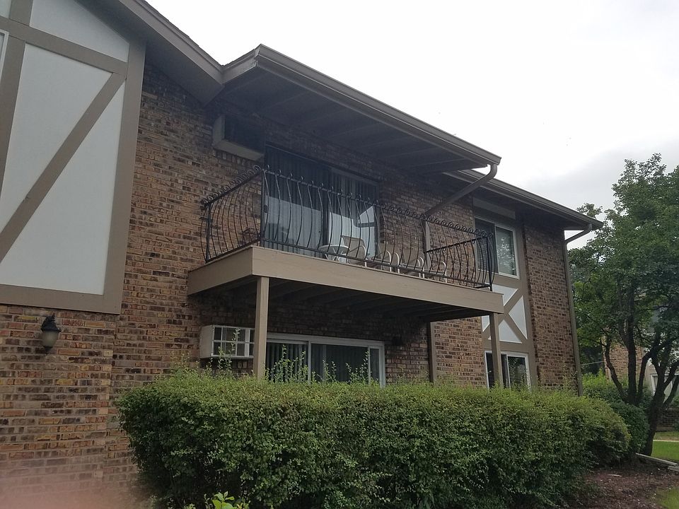 1st image of 16W520 Lake Dr #8