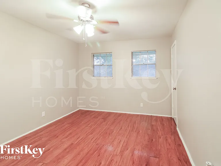 4415 Akard St — Photo 9