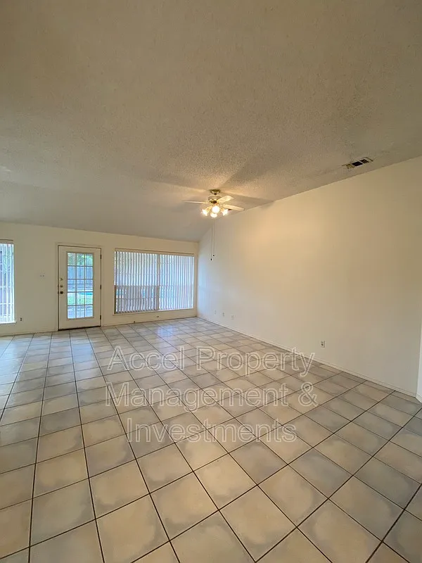 3 bed, 2.0 bath, 1485 sqft, $1,400 — Photo 2