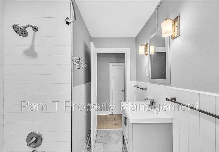 815A E 32nd St #LOWER — Photo 16