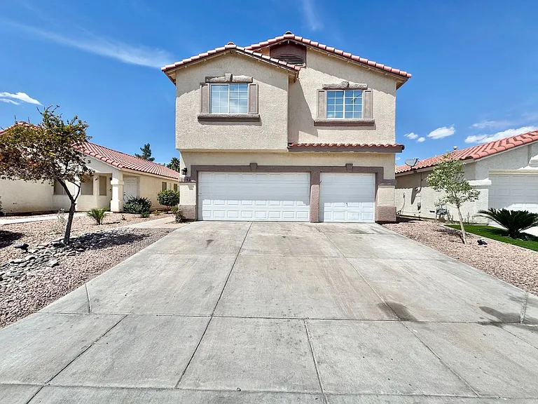 1092 Whispering Birch Ave — Photo 1