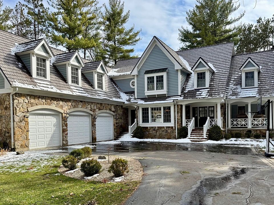 1st image of 35 Deverell Dr
