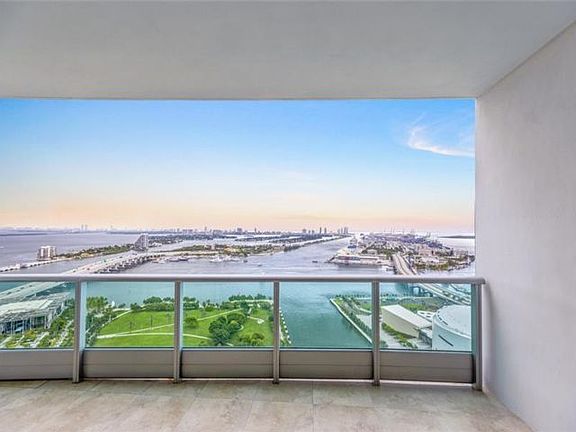 3rd image of 900 Biscayne Blvd APT 3907