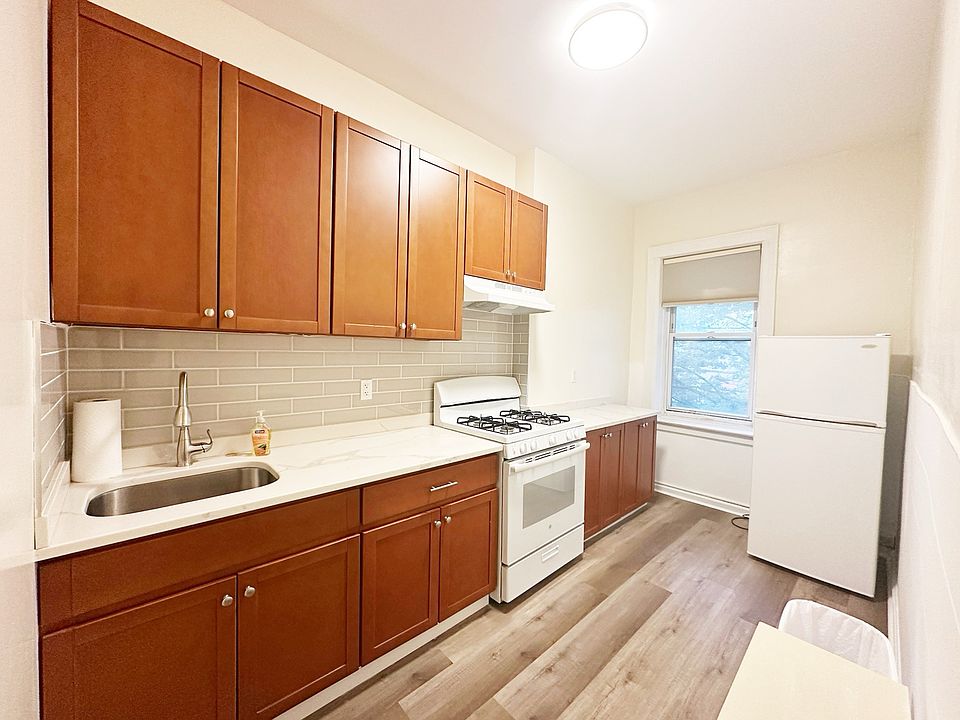 1st image of 121 Bay 14 St Floor 2