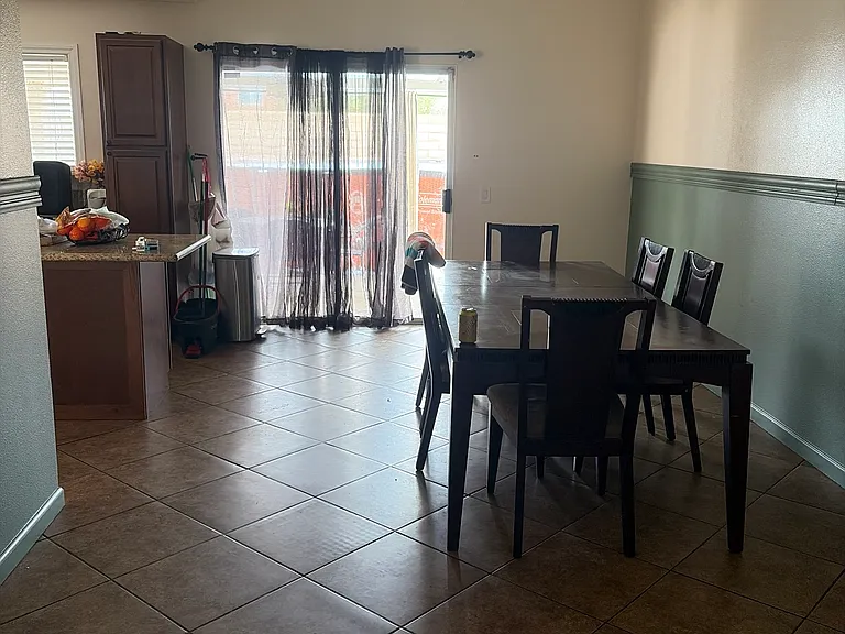1378 Scott Ave — Photo 4