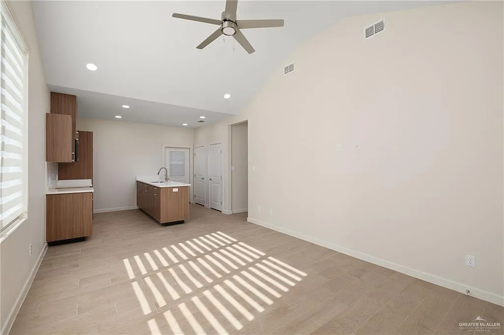 3 bed, 2.0 bath, 1073 sqft, $1,350 — Photo 3
