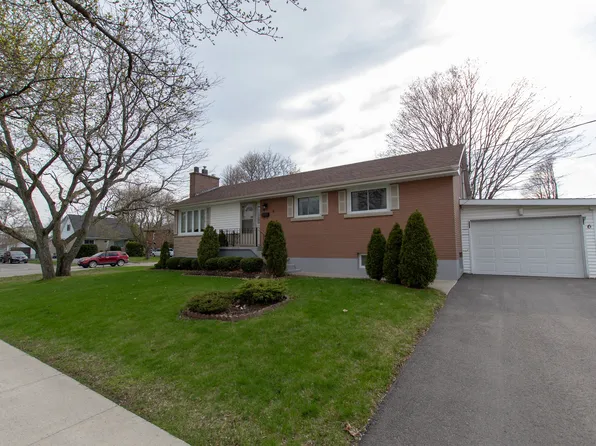 6 Robert Wallace Dr, Kingston, ON K7M 1X6