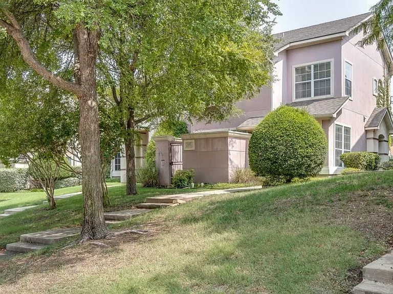 615 Regency Dr — Photo 1