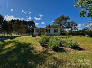 8827 Spring Meadow Dr, Hickory, NC 28601