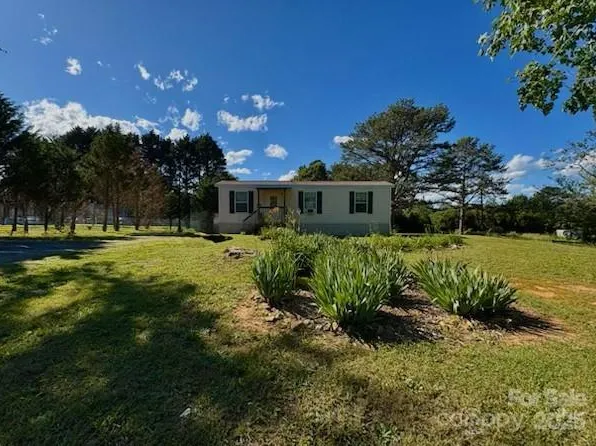 8827 Spring Meadow Dr, Hickory, NC 28601