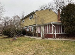 2 Valley Dr, Nanuet, NY 10954