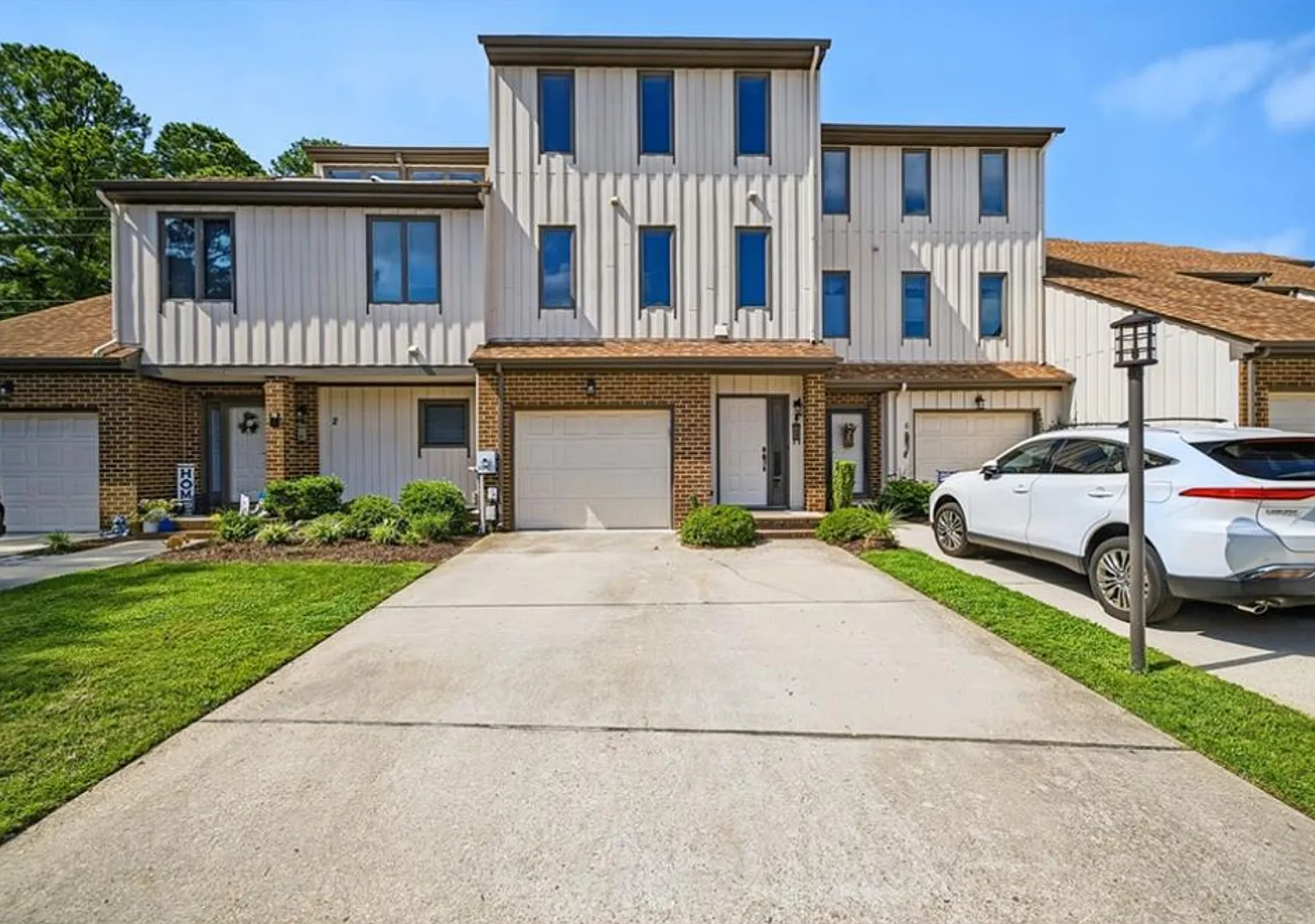 3 Bed 3.5 Bath in Portsmouth! — Photo 1