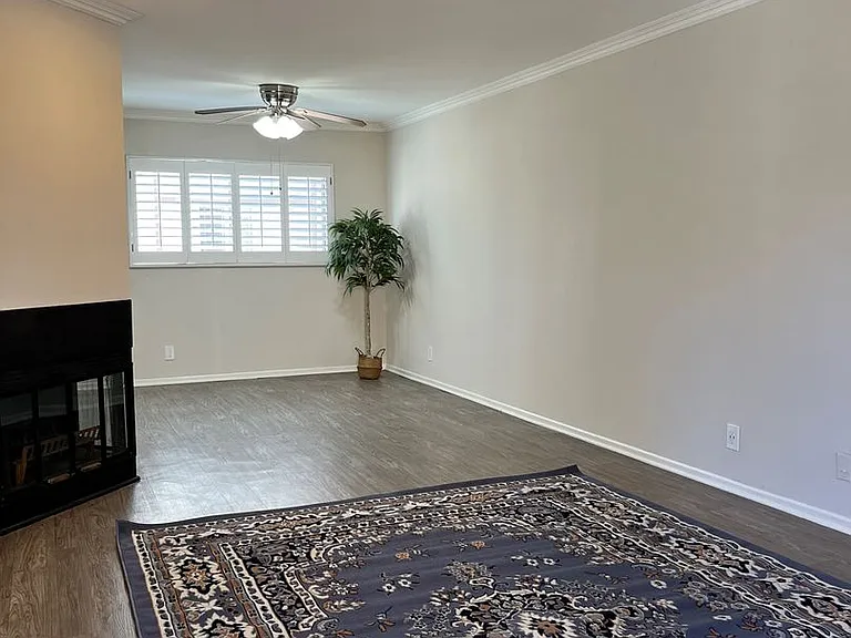22321 Victory Blvd — Photo 6
