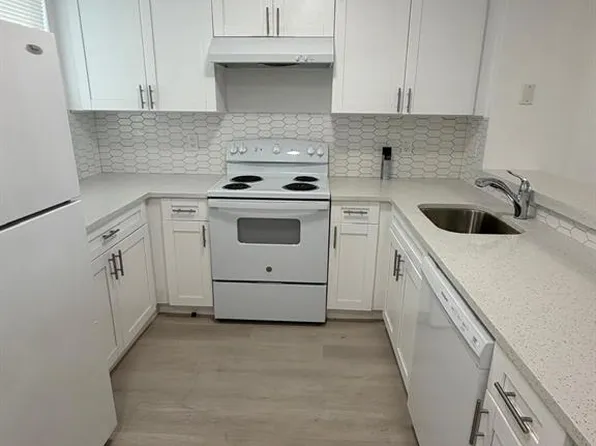 8730 N Sherman Cir APT 304, Hollywood, FL 33025