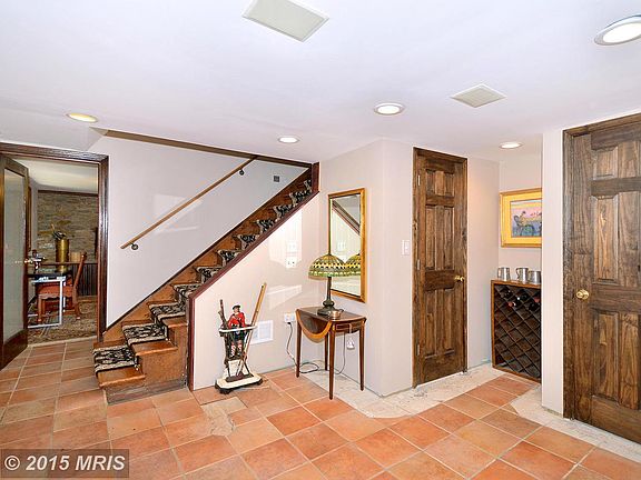 3rd image of 9919 Macarthur Blvd.