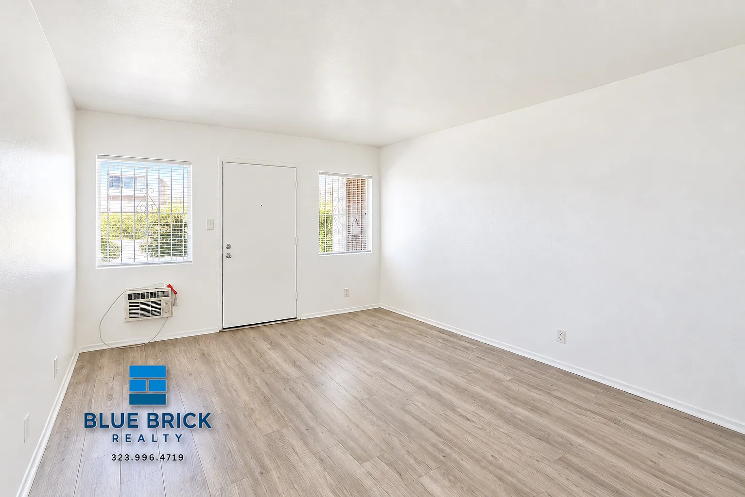 Bright 1-Bedroom with A/C, On-Site Laundry & Gated Parking — Photo 1