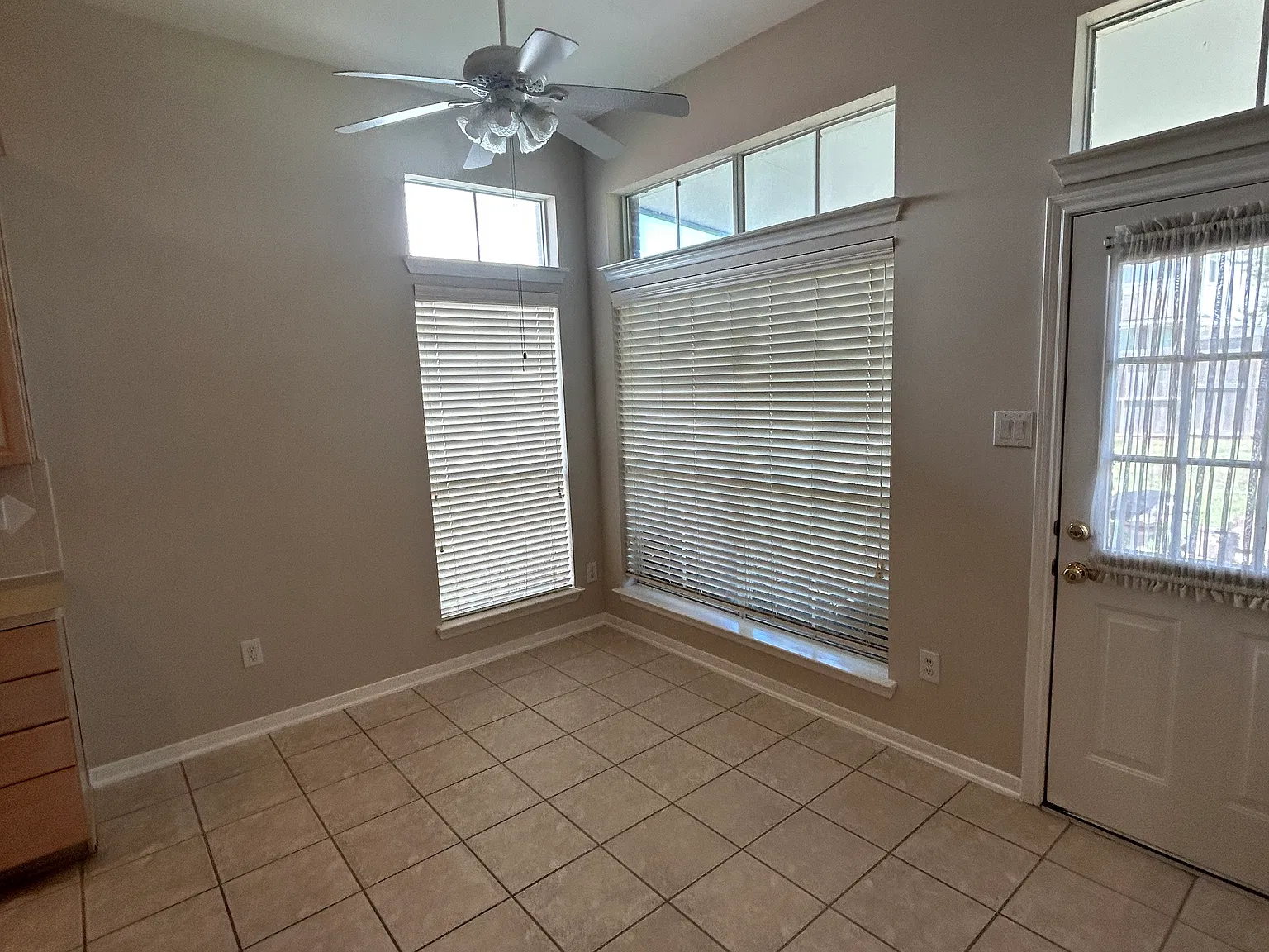 3 bed, 1916 sqft, $2,100 — Photo 4