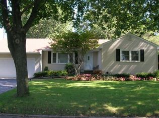16 Sparks St, Melville, NY 11747