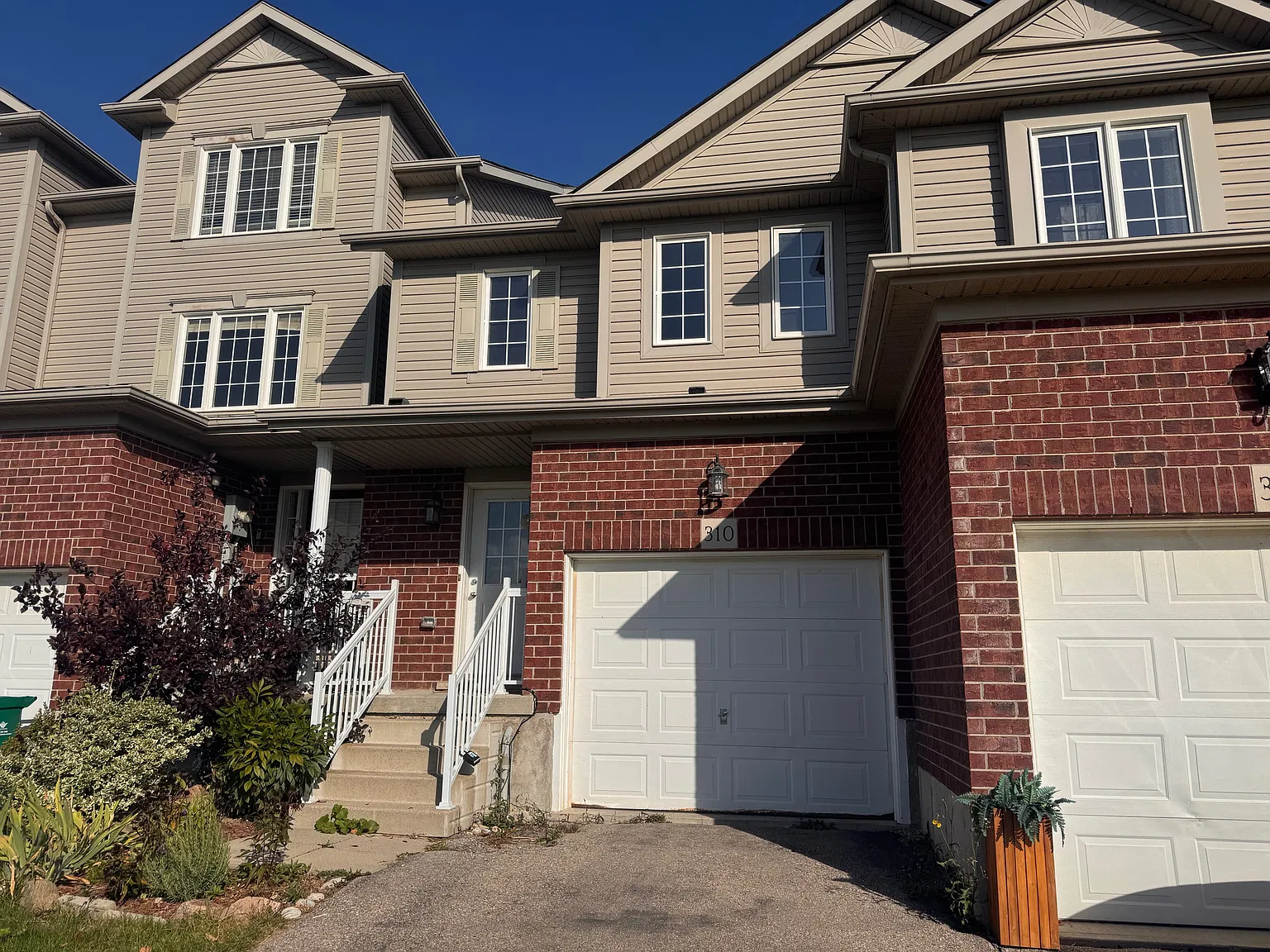 310 Parkvale Drive Kitchener — Photo 1