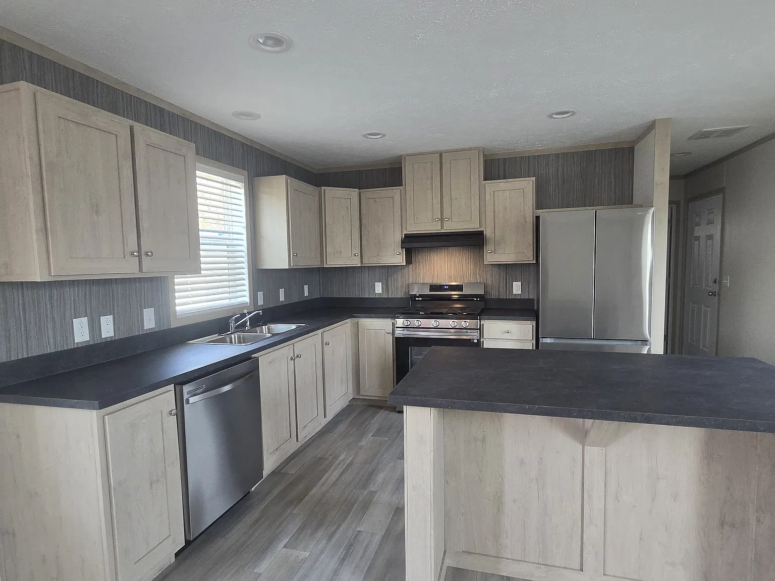 3 bed, 1056 sqft, $1,149 — Photo 2