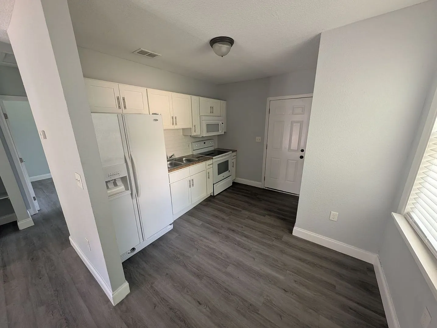 Beautifully Refreshed 2BR Gem — Photo 4