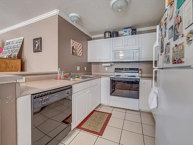 239 E 300 N #302 — Photo 2