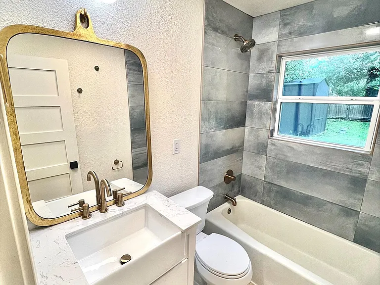 Guest bathroom shower + tub