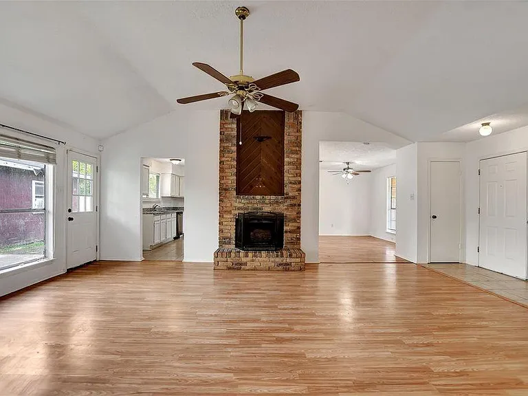 1311 Oak Hollow Dr — Photo 5